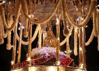 Lễ Hội ESALA PEHERA (Rước xá lợi Răng Phật) tại Srilanka