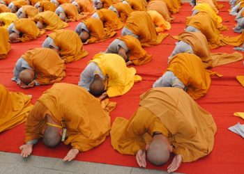 Ý nghĩa ba lạy đầu và ba lạy cuối trong thời khóa lễ tụng niệm như thế nào?