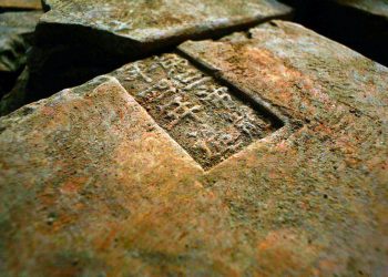 Tàn tích tòa tháp khổng lồ trong lòng đất chùa Phật Tích