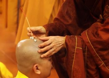 Tại sao Tu sĩ phải xuống tóc ? Nguồn gốc và ý nghĩa những dấu sẹo tròn trên đầu Tăng, Ni (Lễ Tấn Hương)