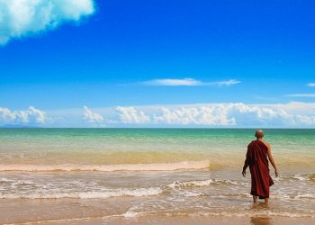 Biển Lớn ở Chỗ Thấp Mới Có Thể Dung Nạp Được Trăm Sông