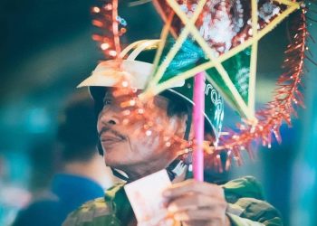 CHUYẾN XE MUỘN ĐEM TRUNG THU VỀ CHO CON