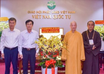 Lãnh đạo Cục An ninh nội địa – Bộ Công an chúc mừng Đại lễ Phật đản đến Đức Pháp chủ GHPGVN