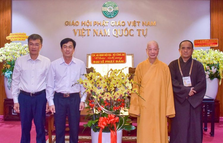 Lãnh đạo Cục An ninh nội địa – Bộ Công an chúc mừng Đại lễ Phật đản đến Đức Pháp chủ GHPGVN