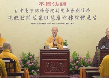 Sách Tấn Của Pháp Sư Bổn Nhân Đến Từ Học Viện Nam Phổ Đà, Đài Trung
